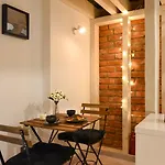 Apartmán Regina Elisabeta Duplex-style Studios: Cozy Haven In The City Center